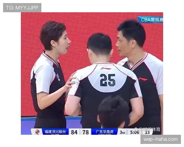 拉人犯规的判罚标准与裁判判定细节解析