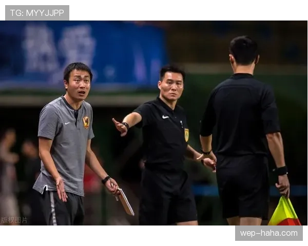 越位旗示意：边裁动作、时机与判罚含义