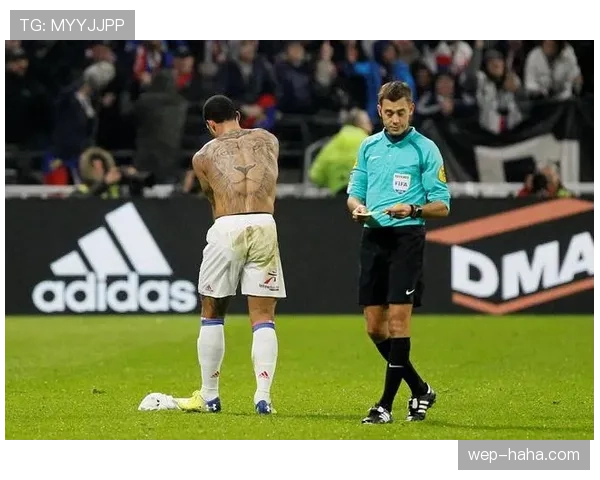 脱衣庆祝被黄牌处罚，足球规则如何界定情绪表达边界？